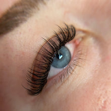 Load image into Gallery viewer, Close-up of a person's eye with long eyelashes Wet & Wispy Set CC Curl 0.05 Lashes